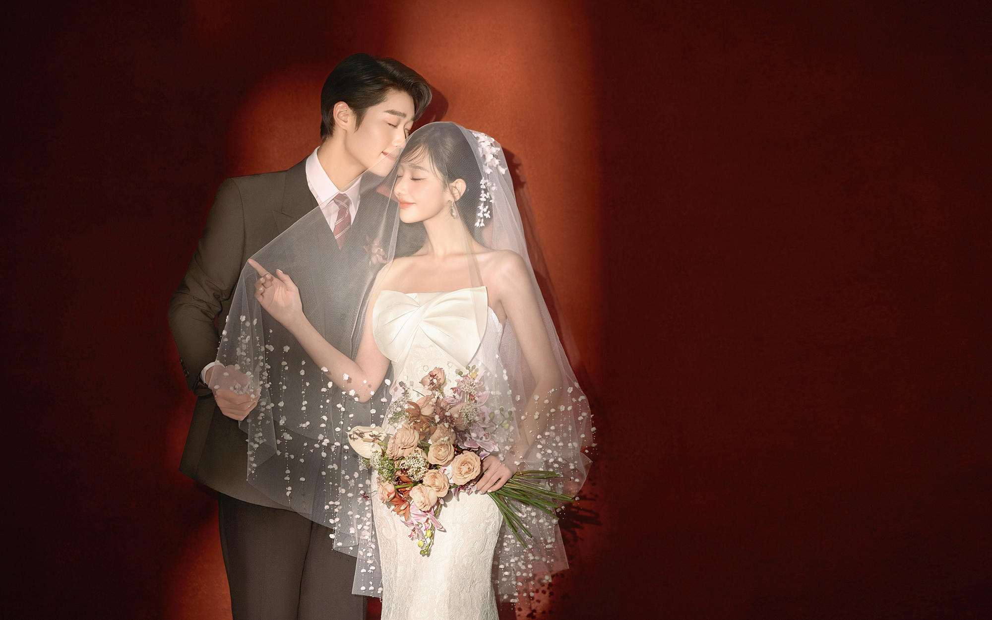 經(jīng)典永不過時·這抹復古紅與光影的高級對話??