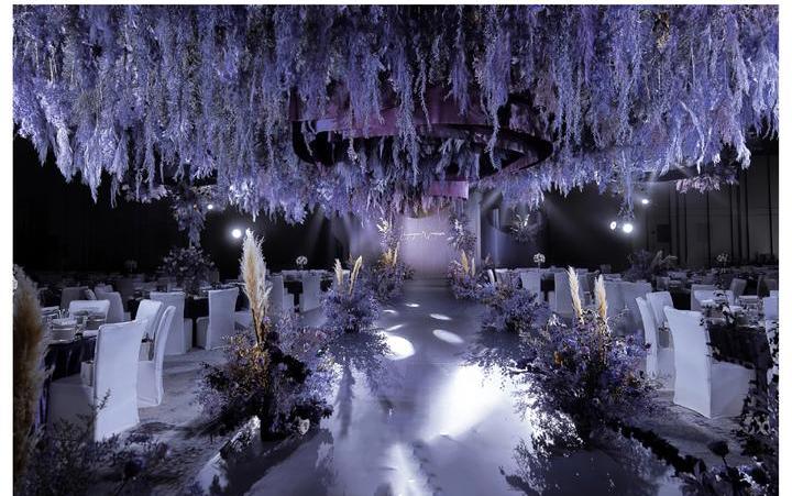 深蓝色全场吊顶西式浪漫布置