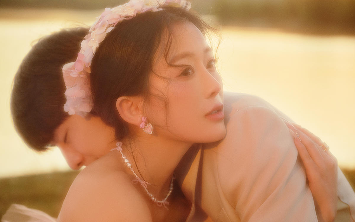 粉色浪漫纱裙梦幻湖边婚纱照💓也就亿点点心动