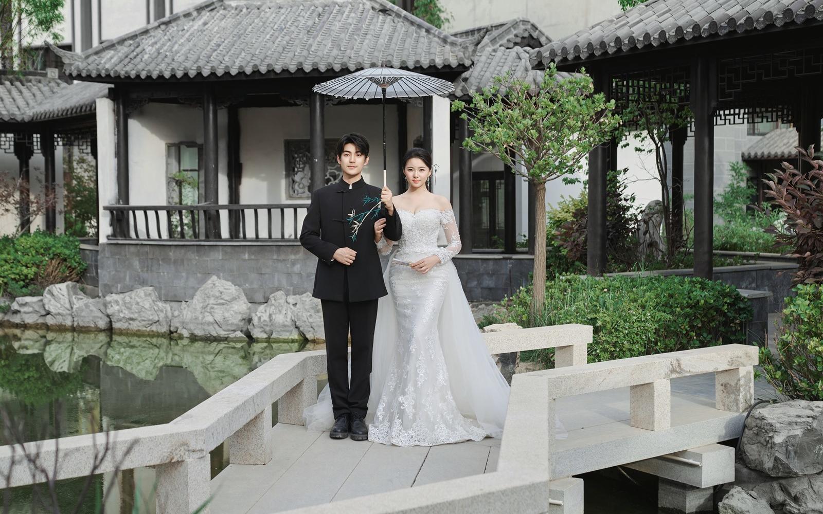 園林婚紗照總是自帶一股寧?kù)o禪意??
