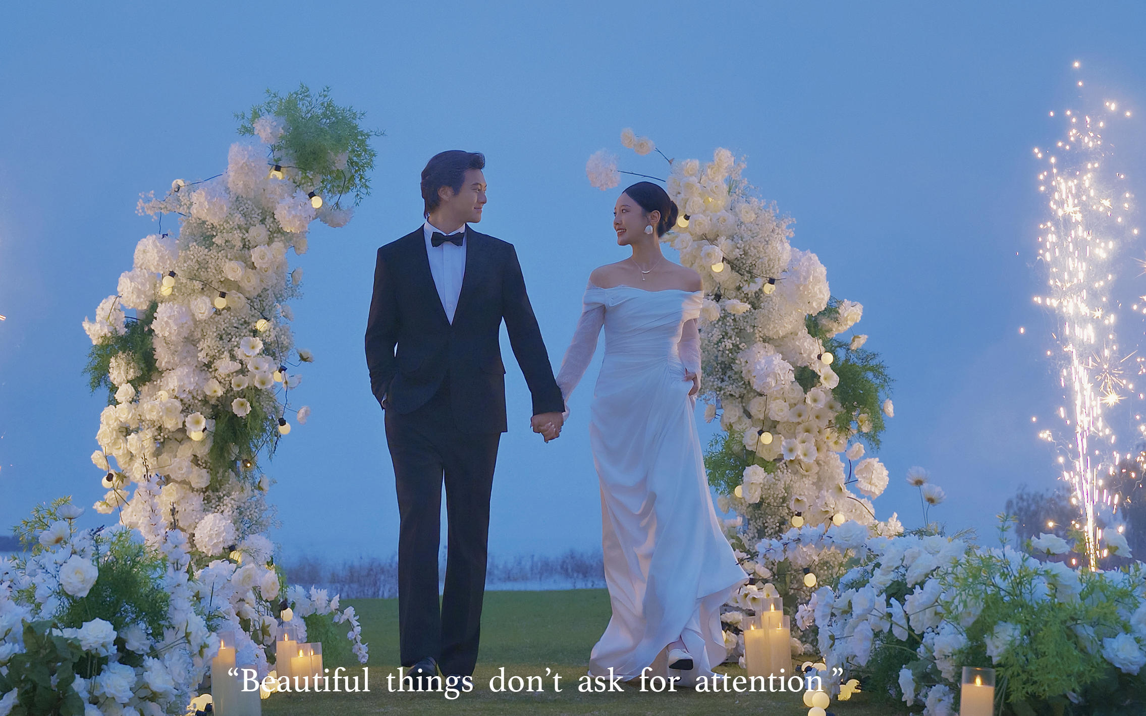 客片！煙花是銀河寫下的情書”?夜景電影感婚紗照