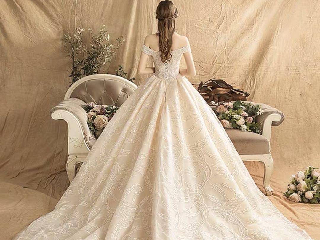 网红快手婚纱礼服2019新款新娘重工拖尾一字肩法