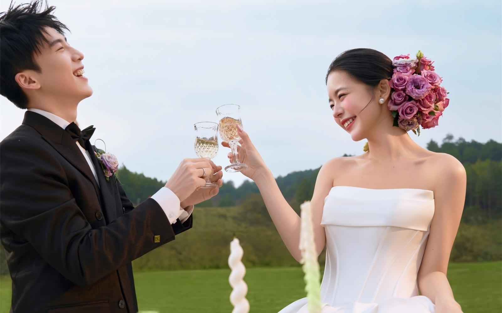 🌿 草坪婚礼感婚纱照｜把浪漫藏进风里 ☁️