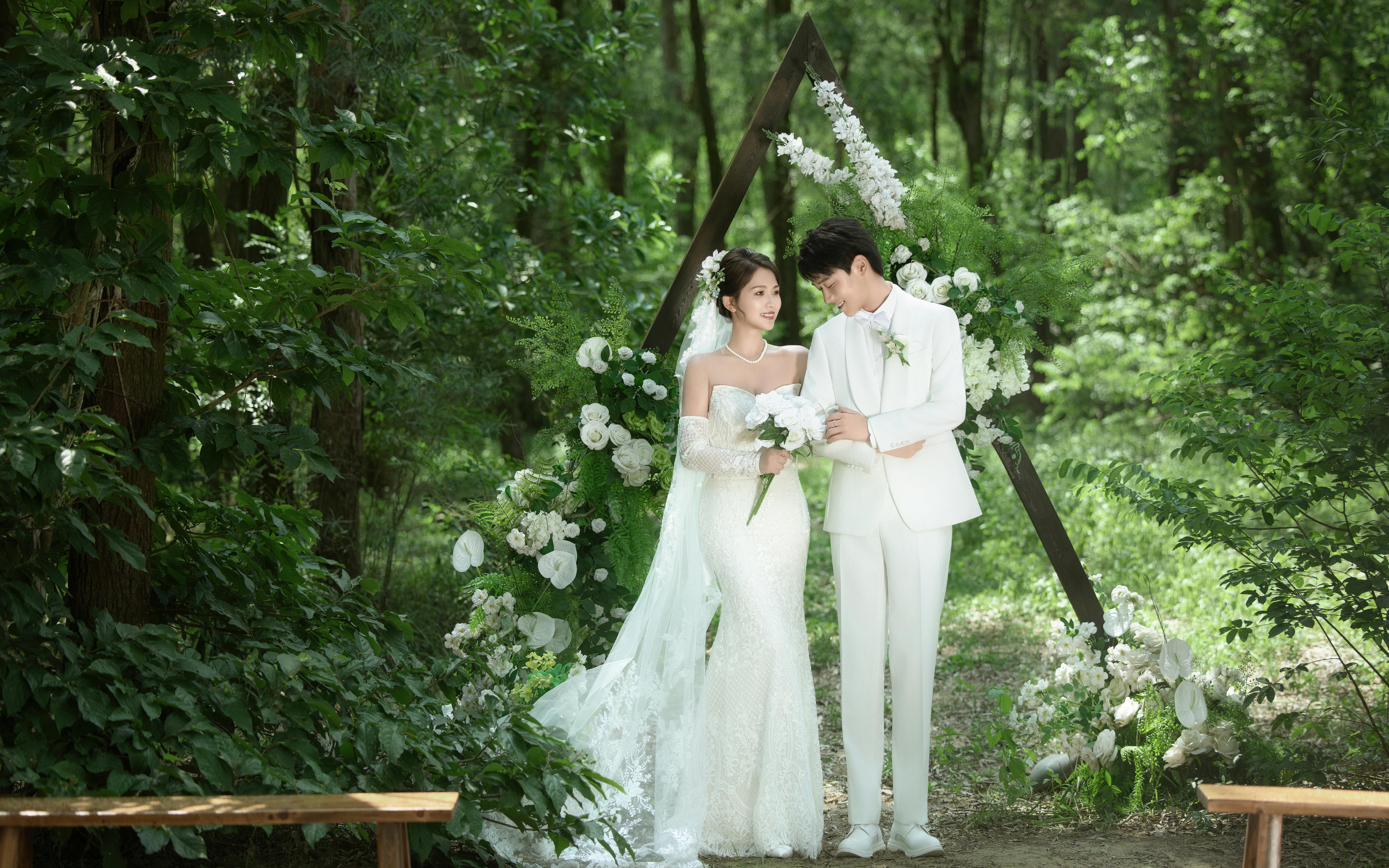 【品质优选】森系婚纱照 构造出电影海报般的画面
