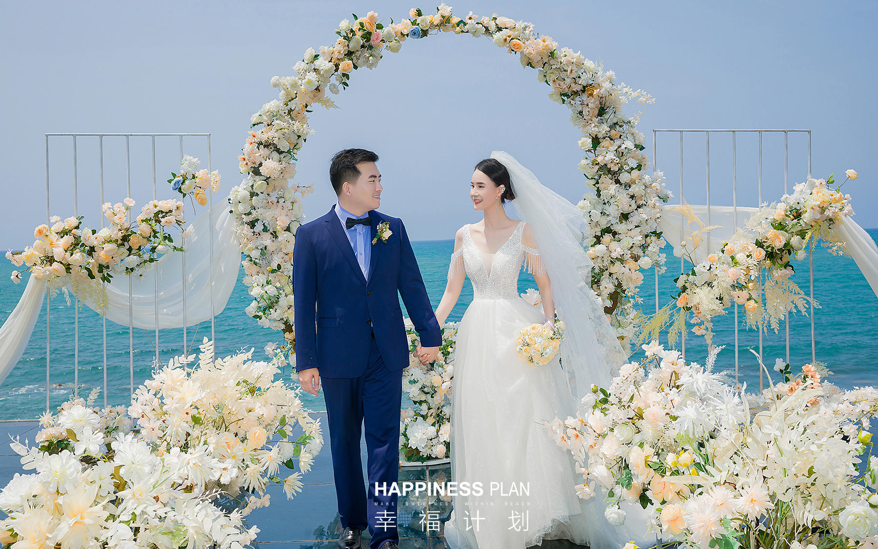 两人旅行婚礼丨唯美海边水台婚礼