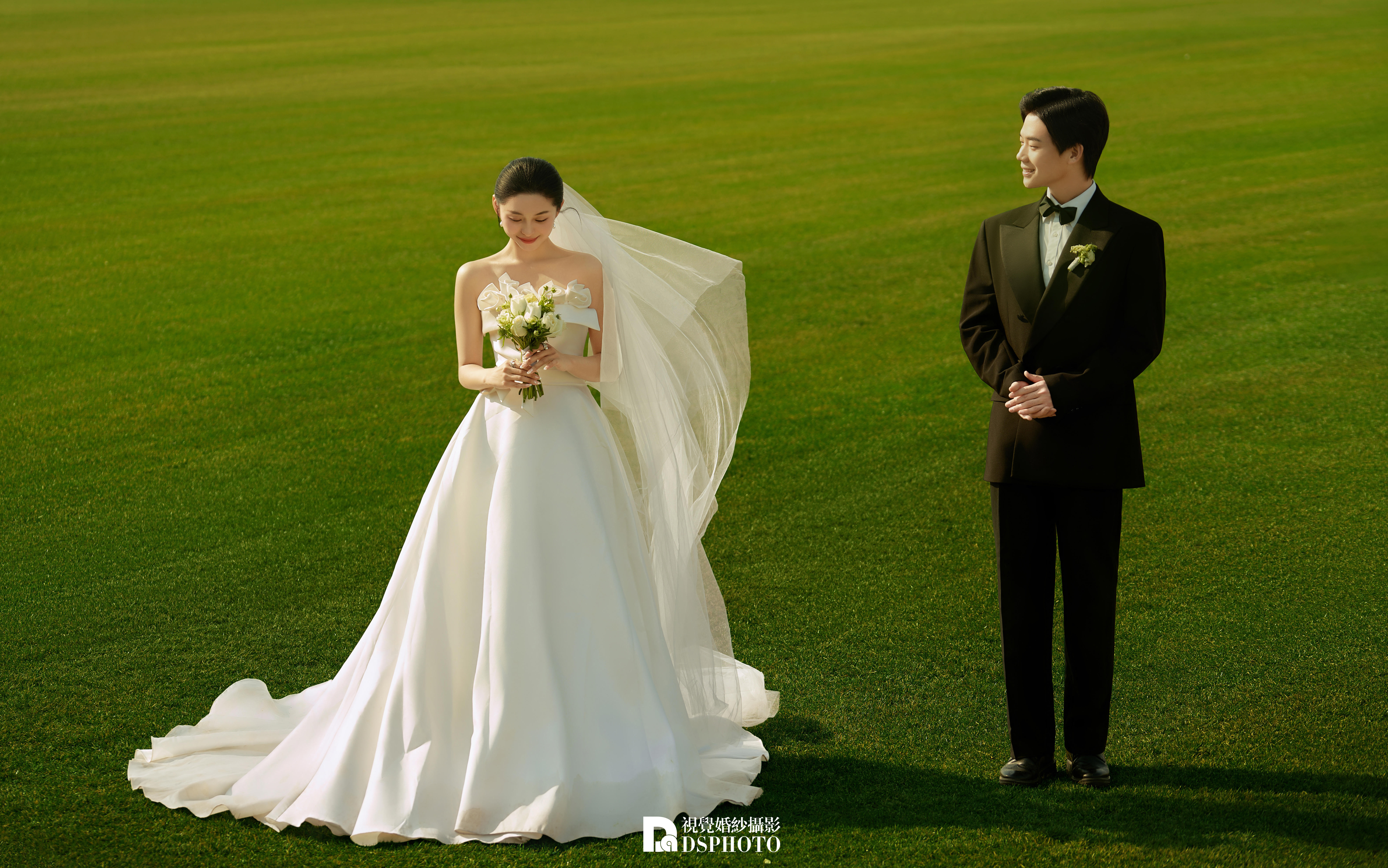 【D视觉摄影】草坪婚纱照甜蜜到犯规，快来看！