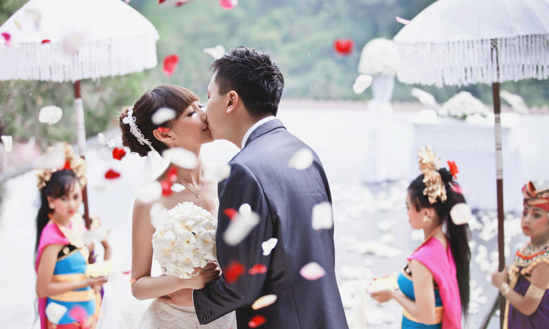 韭菜姑娘网络红人巴厘岛蝴蝶水上婚礼 何&陈