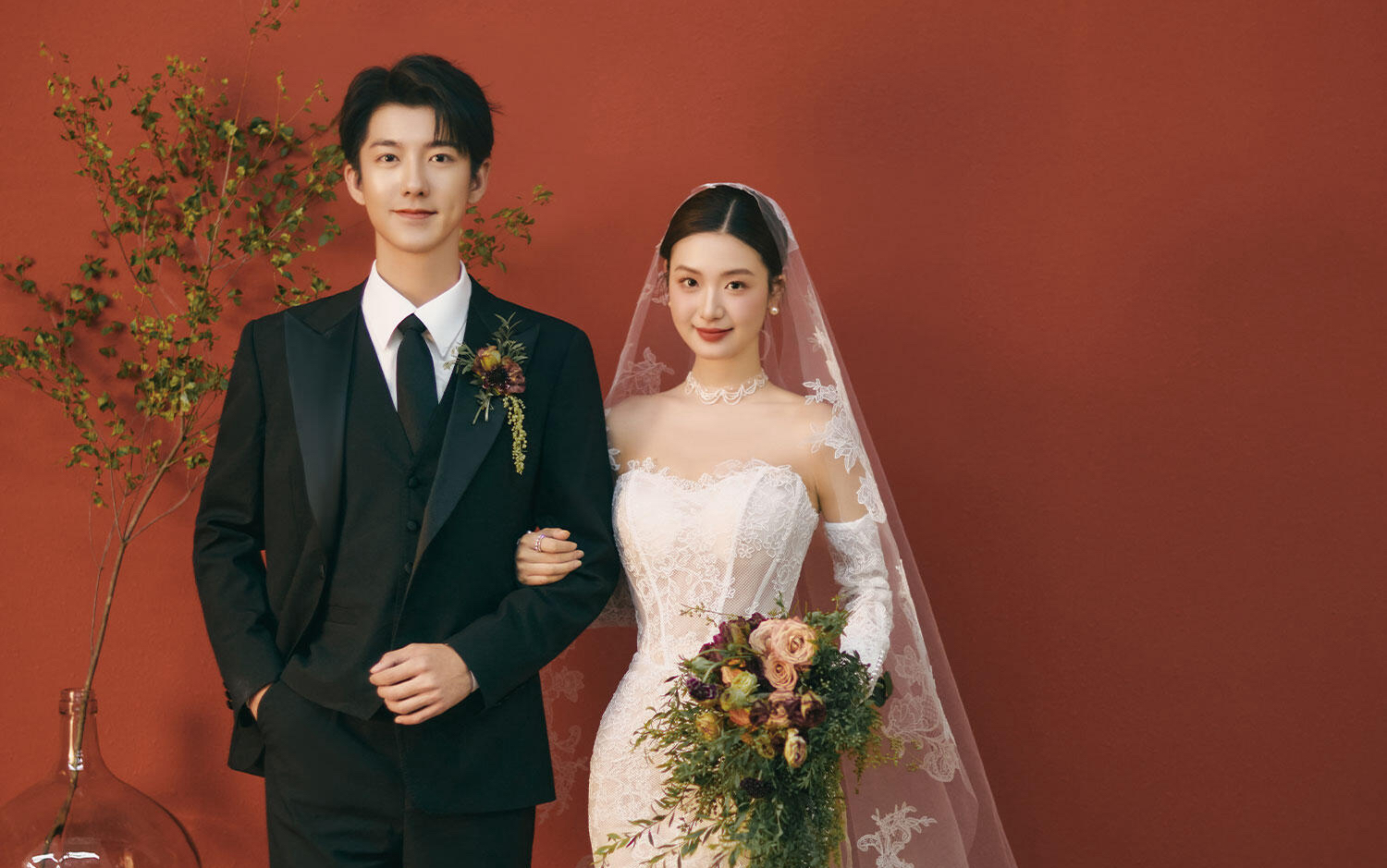 輕復古室內(nèi)婚紗照