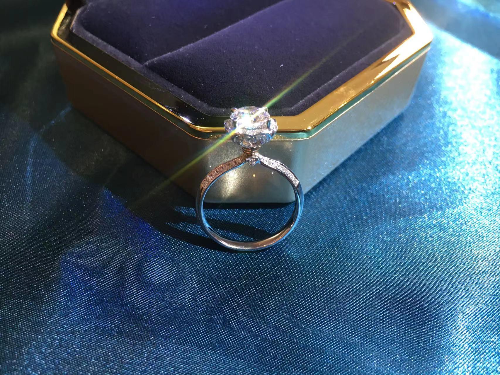 非梵钰禧｜18K白四爪花苞手捧花豪华群镶1克拉钻