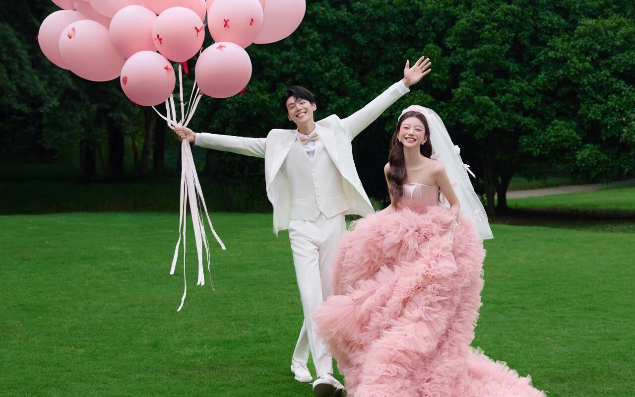 随机迷倒一位甜美少女 草坪婚纱照太美了