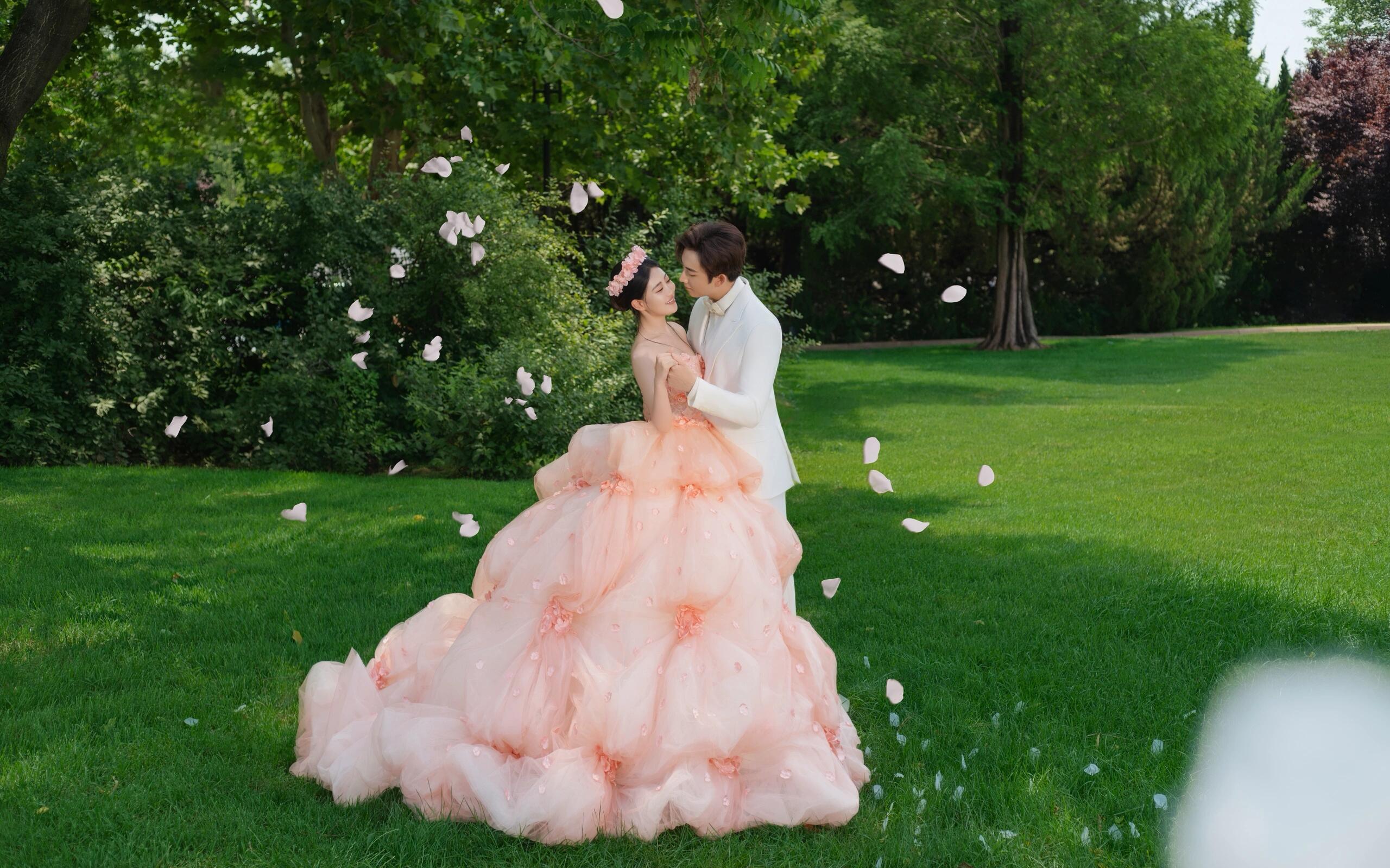 【粉粉嫩嫩的婚紗照真的好少女】