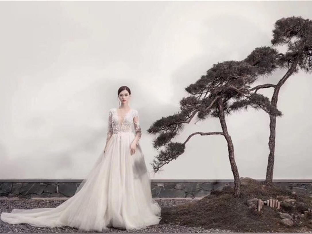 【即白婚纱·轻奢套餐】全场任意三件+跟妆+伴娘服