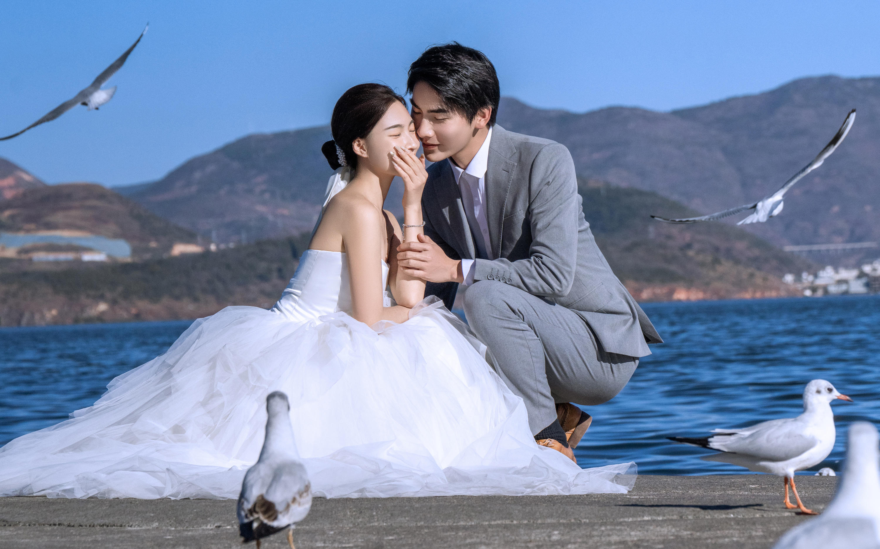 在大理的藍(lán)天下，裙擺和海鷗一起為愛起舞??