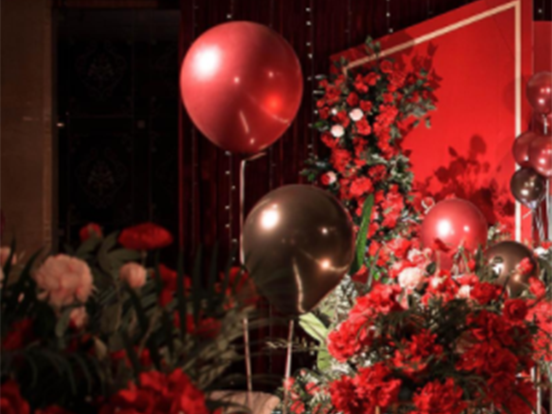 惠州红金色复古奢华婚礼布置策划/飘空气球