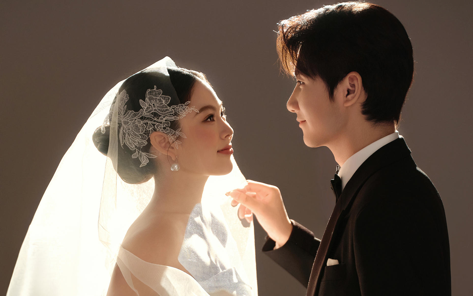 你逆光而來?配得上這世間所有美好?室內(nèi)光影婚紗照