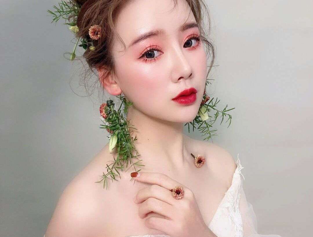 【超值女神套餐】新款婚纱礼服3件套+新娘跟妆服务