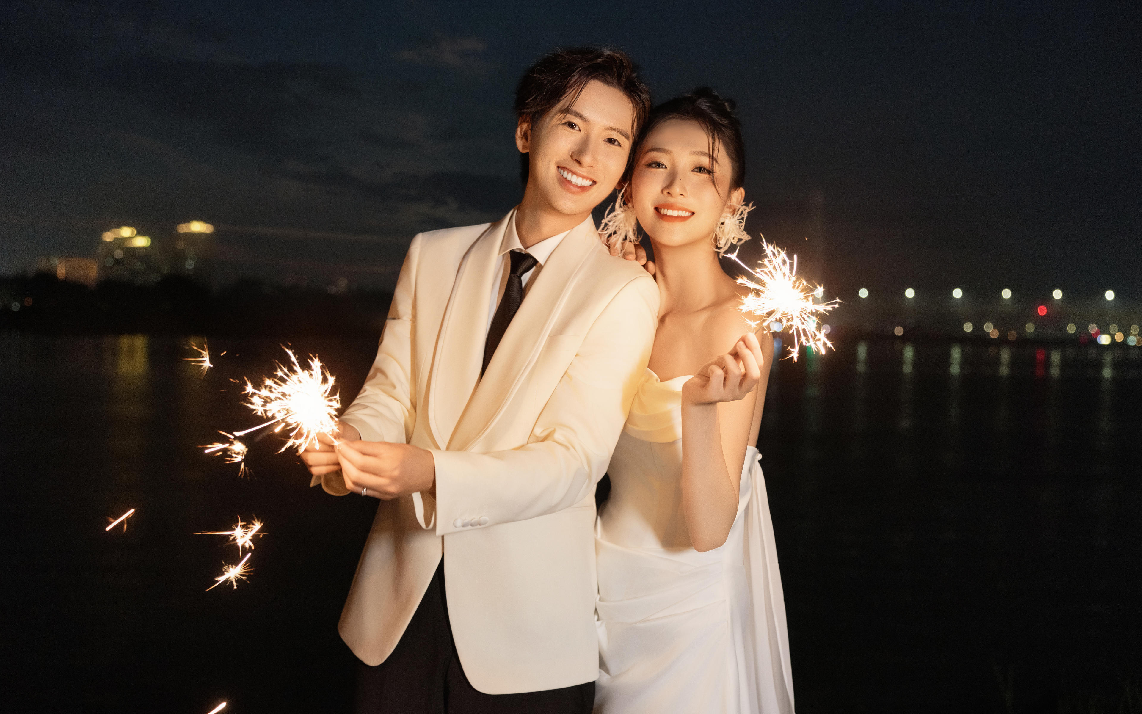 【夜景婚紗照】煙花升空的瞬間，定格兩人的甜蜜誓約