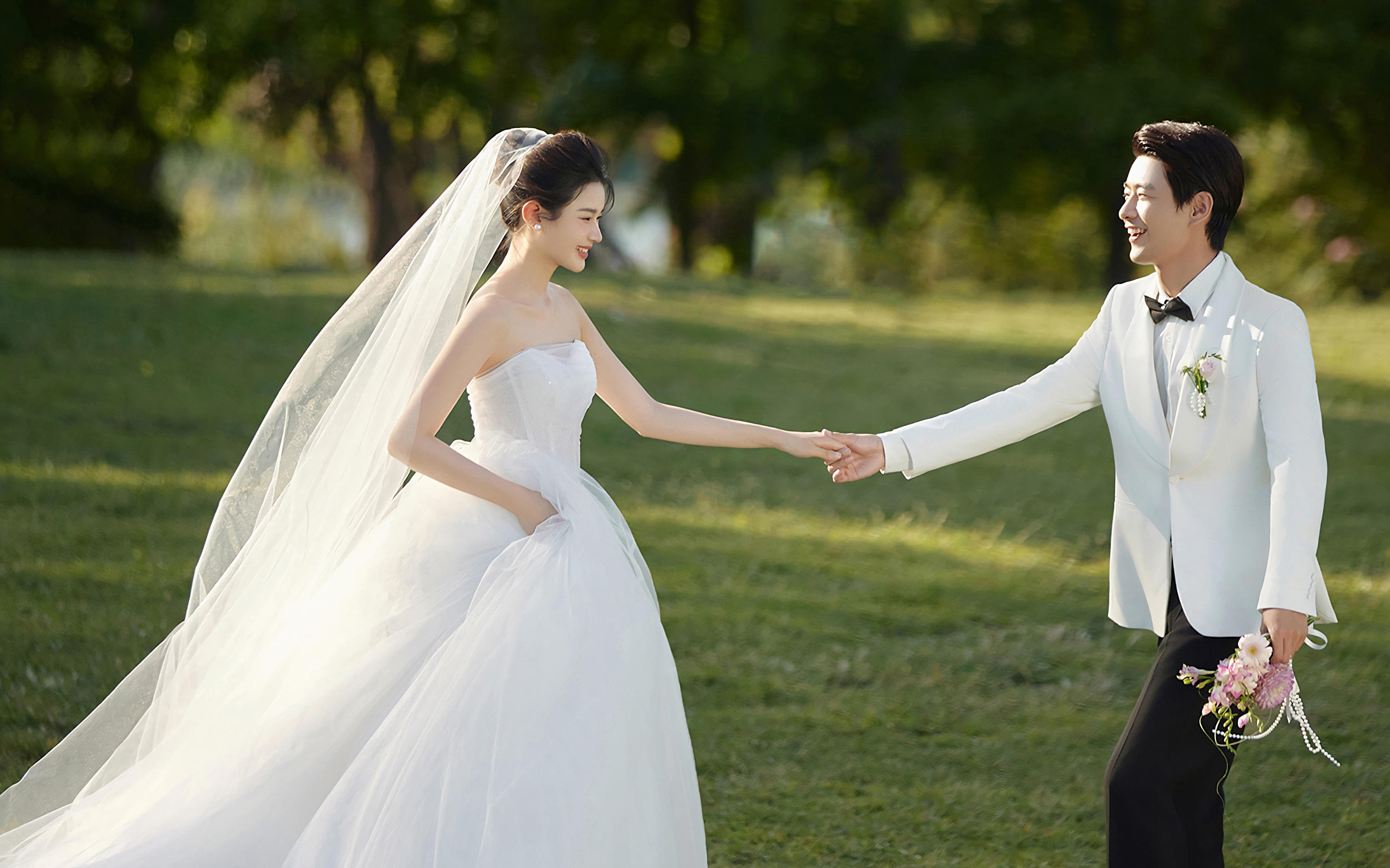 【梵希視覺(jué)】夏天必拍的草坪婚紗照，黑白西裝都好看