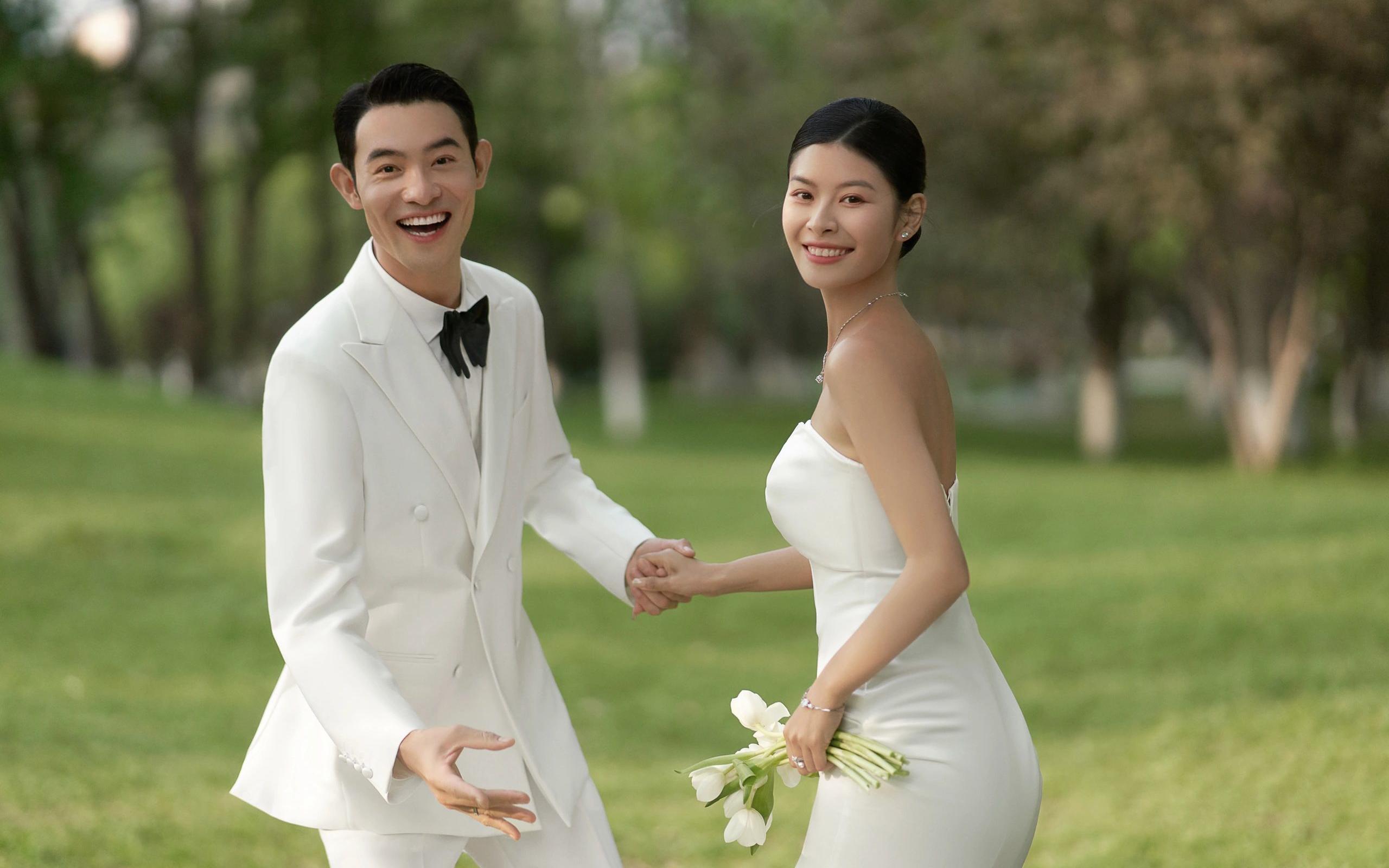 直接说爱‼️这个草坪婚纱照让我无法自拔