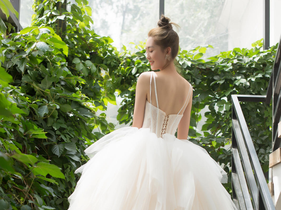 轻纱 散发 捧花没有特别的耀眼，却格外打动人心