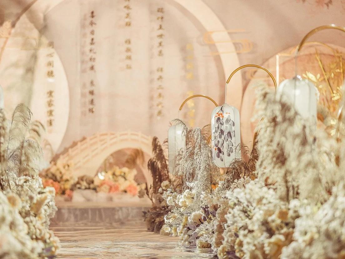 室内香槟色小预算新中式婚礼