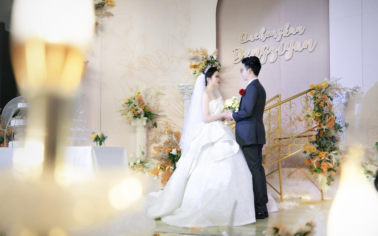 巴黎情缘 婚庆+6辆婚车+衣服全包