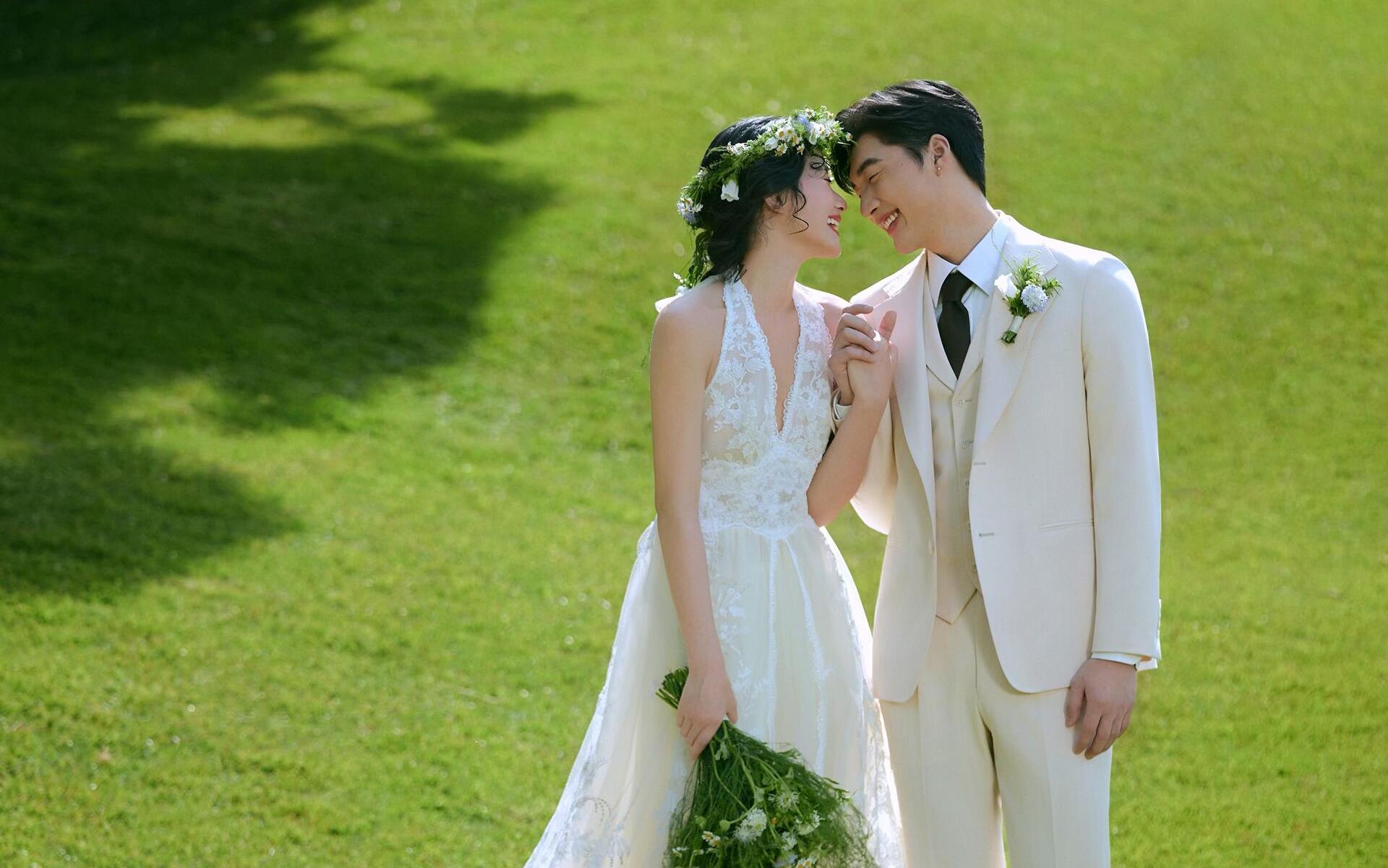 草坪婚紗照也太有生命力了，誰(shuí)能拒絕！