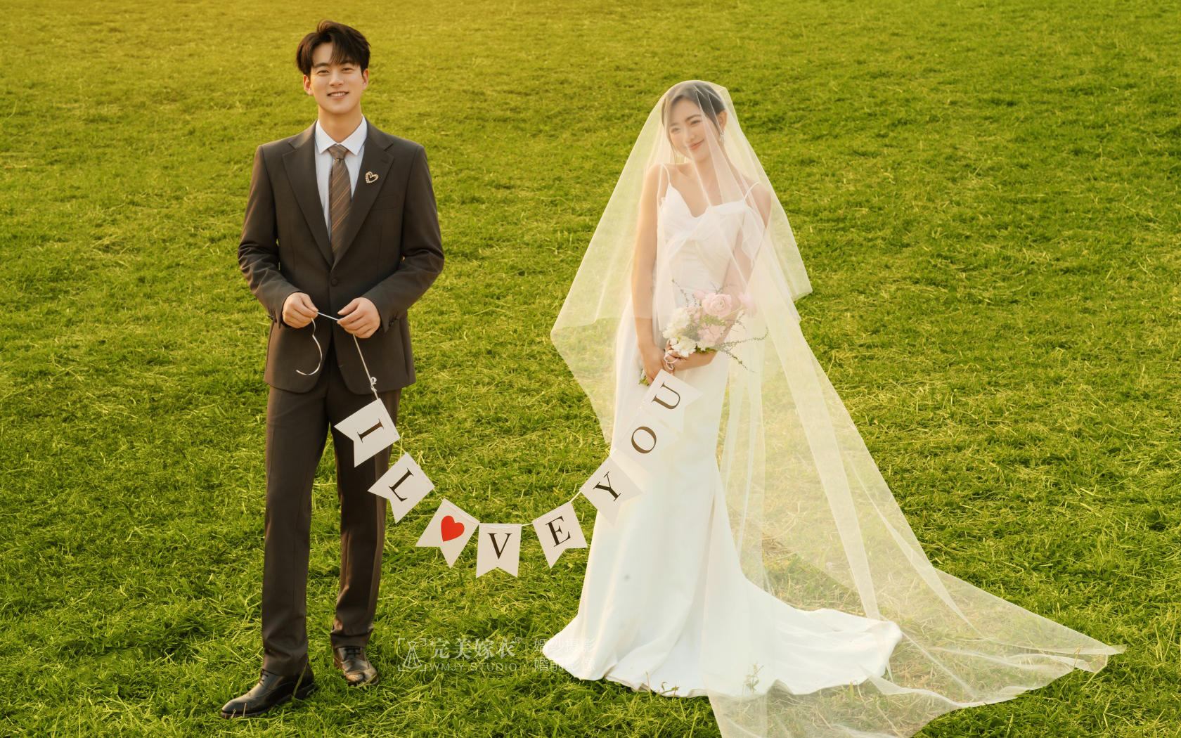 【黄昏恋语】春日限定！草坪婚纱照把清新感拉满了