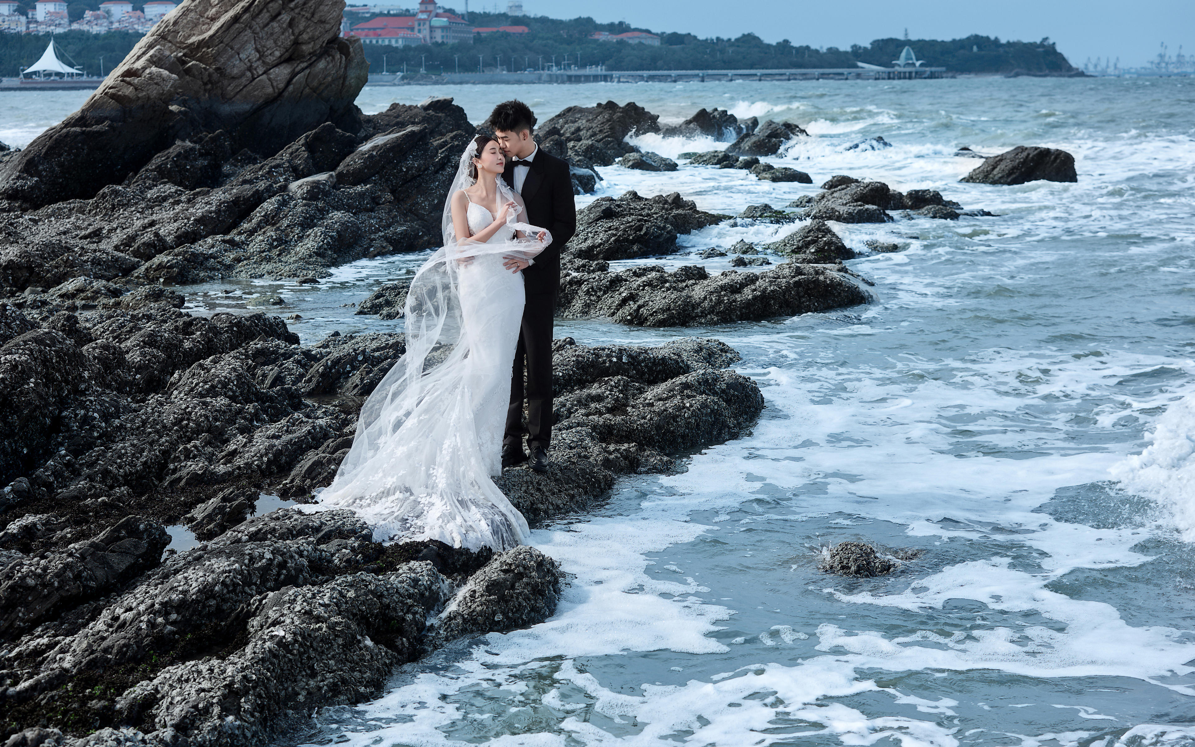 藍調(diào)時刻!?高級感海邊會黑礁石婚紗照
