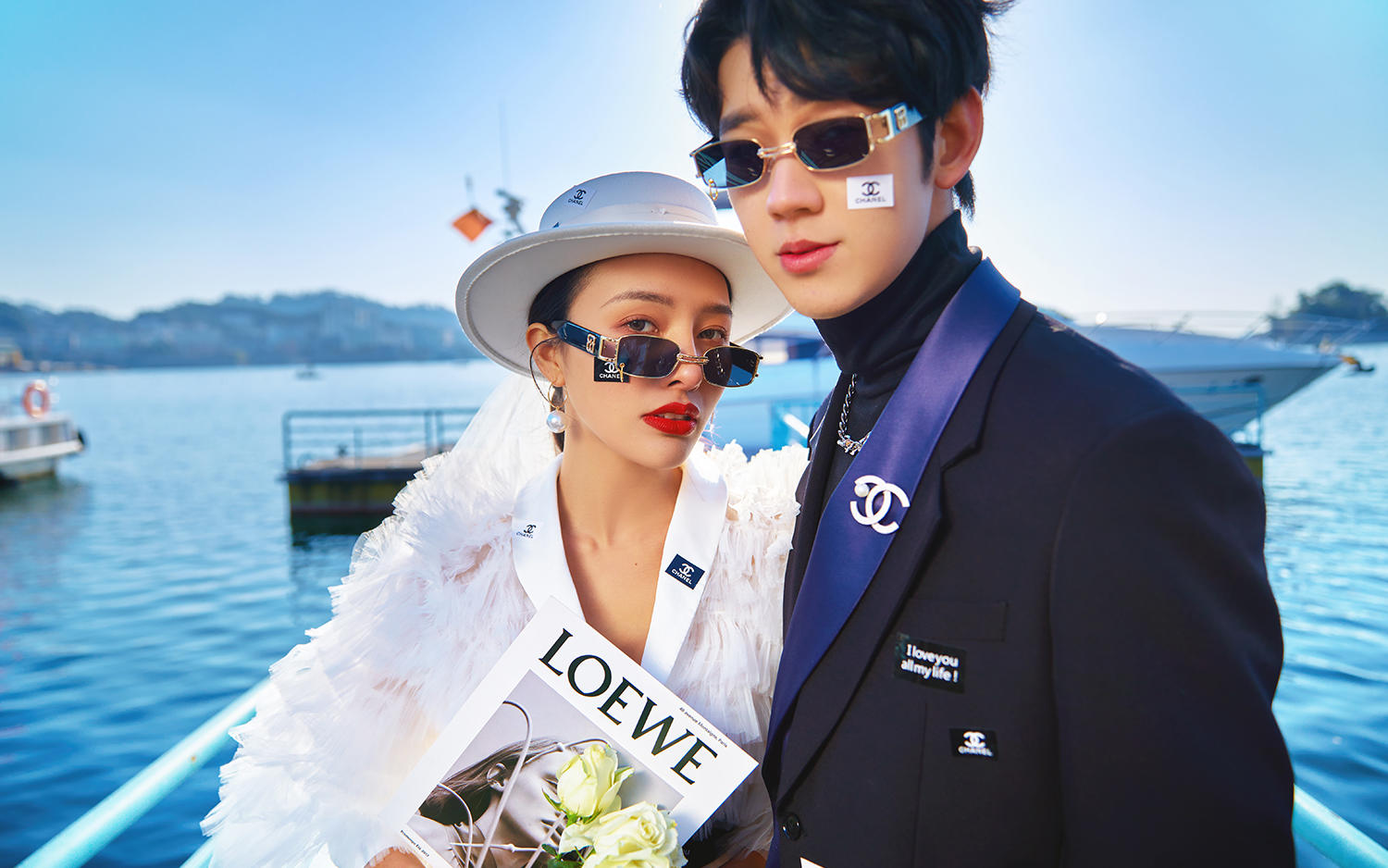 青天小码头，蓝湖映少年，白纱遮羞脸，涟漪诉人心