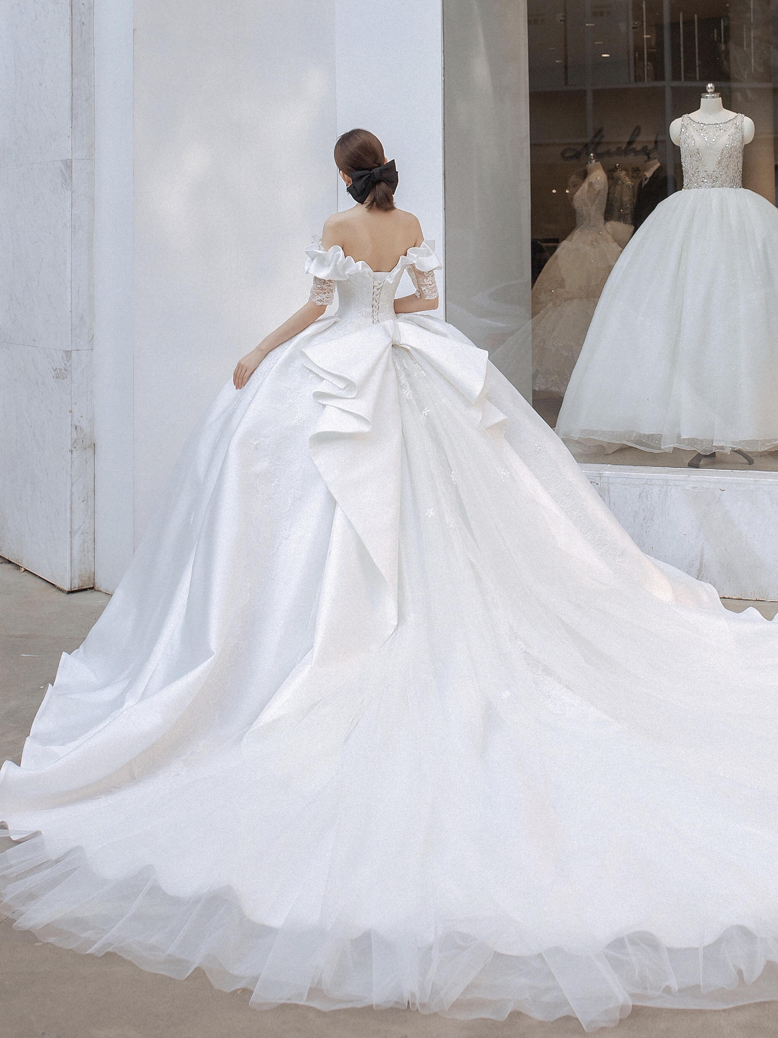 新款时尚甜美荷叶边一字肩公主婚纱礼服租赁套餐