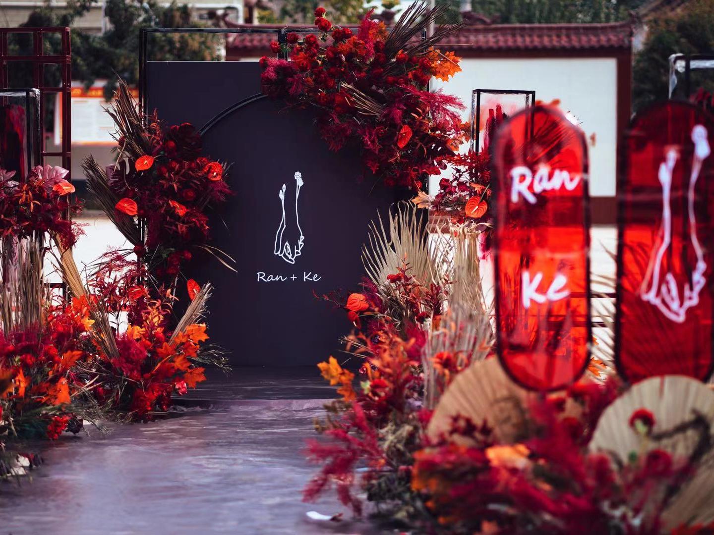 红黑色  户外老家庭园婚礼