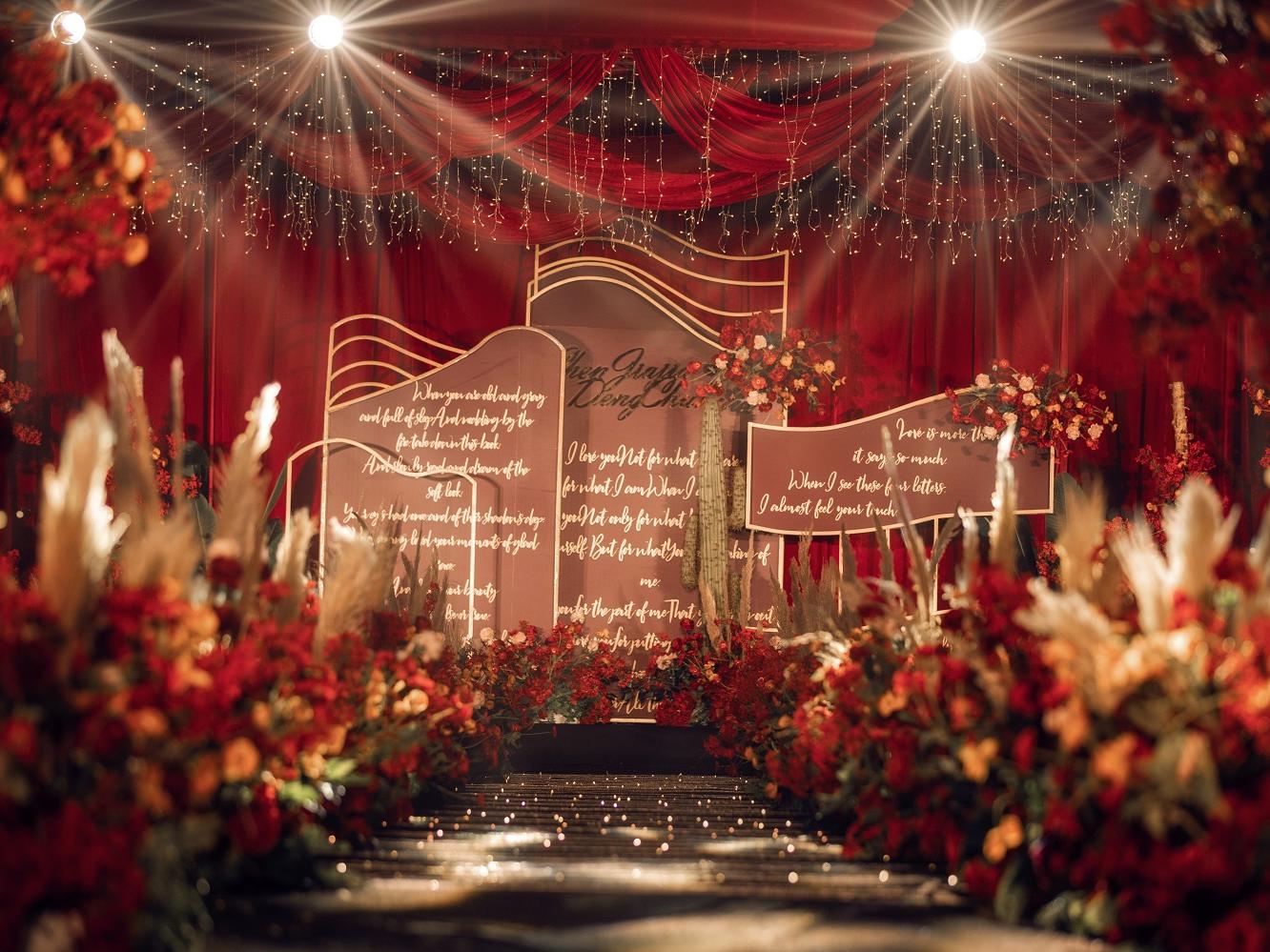 室内西式小预算简约红色婚礼