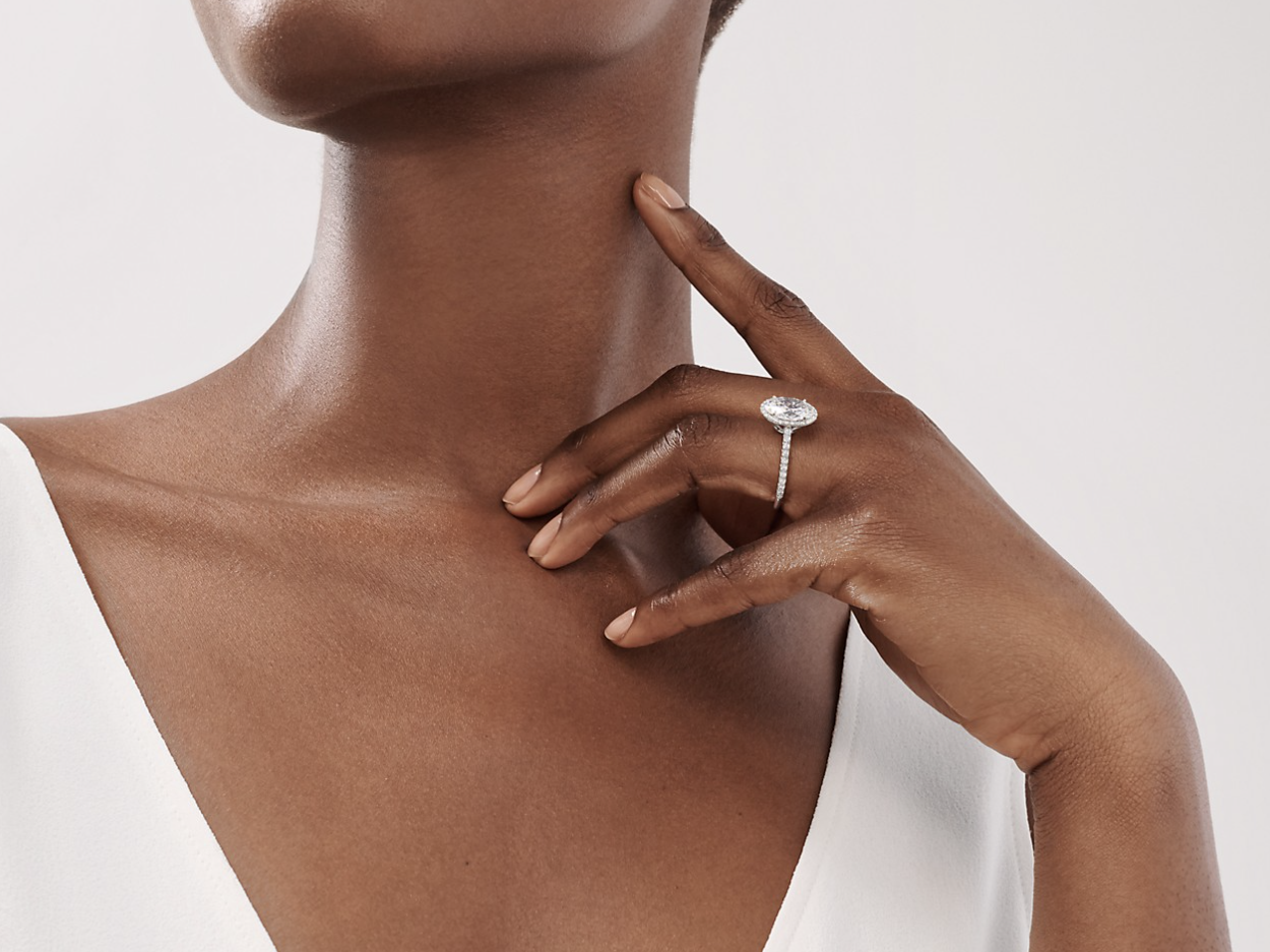 FASCINE 1克拉椭圆形围镶豪华求婚钻戒