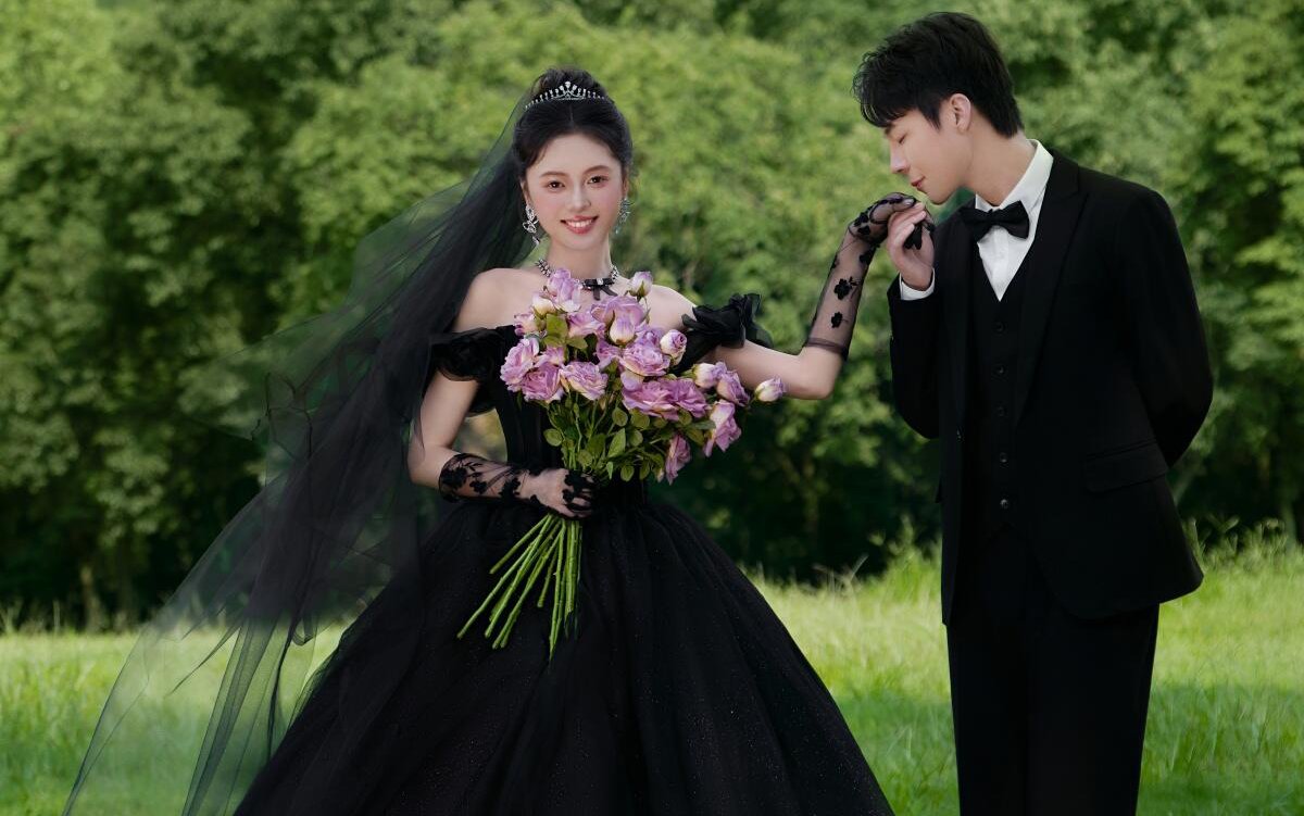 糟糕｜被這組黑紗草坪婚紗照圈粉啦