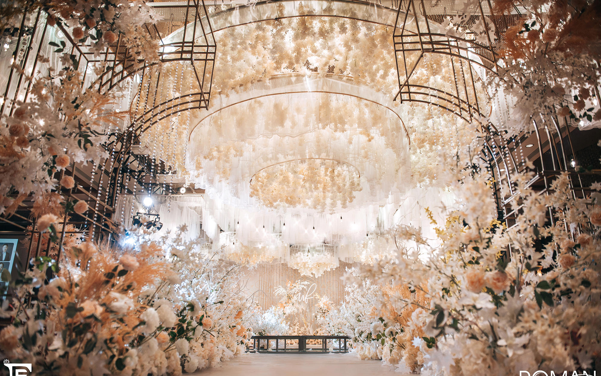 两年前的罗曼婚礼现场的伴郎伴娘今天升级为新郎新娘