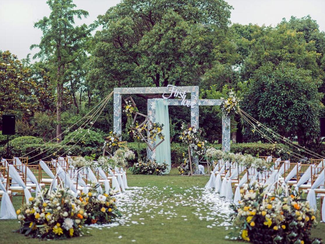 《户外草坪婚礼》可在自家门口办也可选酒店草坪办