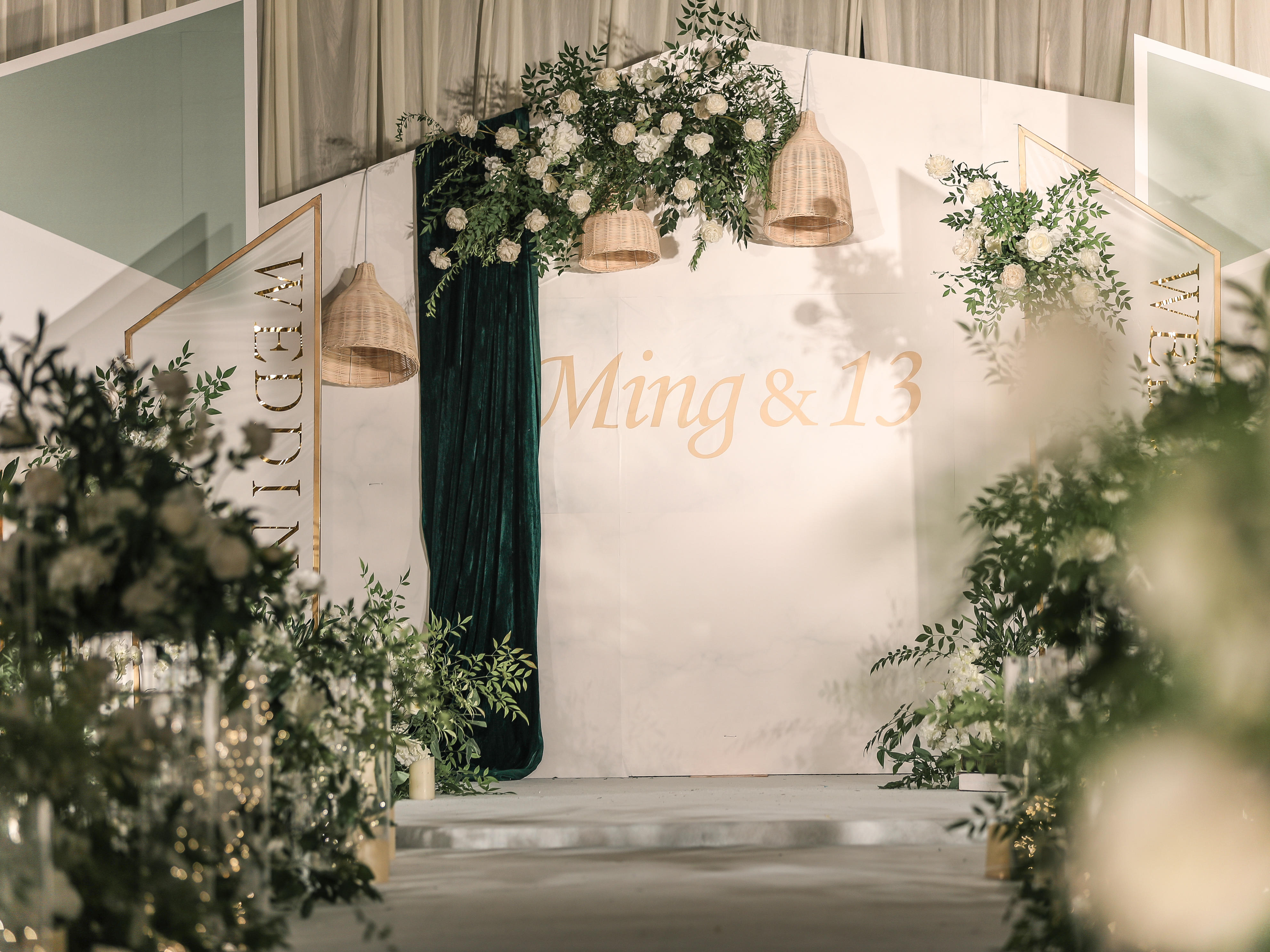 白绿色系简约室内大气婚礼小预算