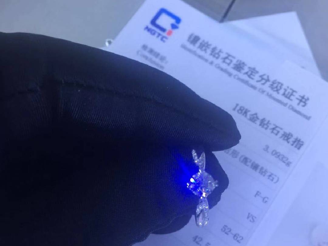 五十分F色钻戒，切工完美。