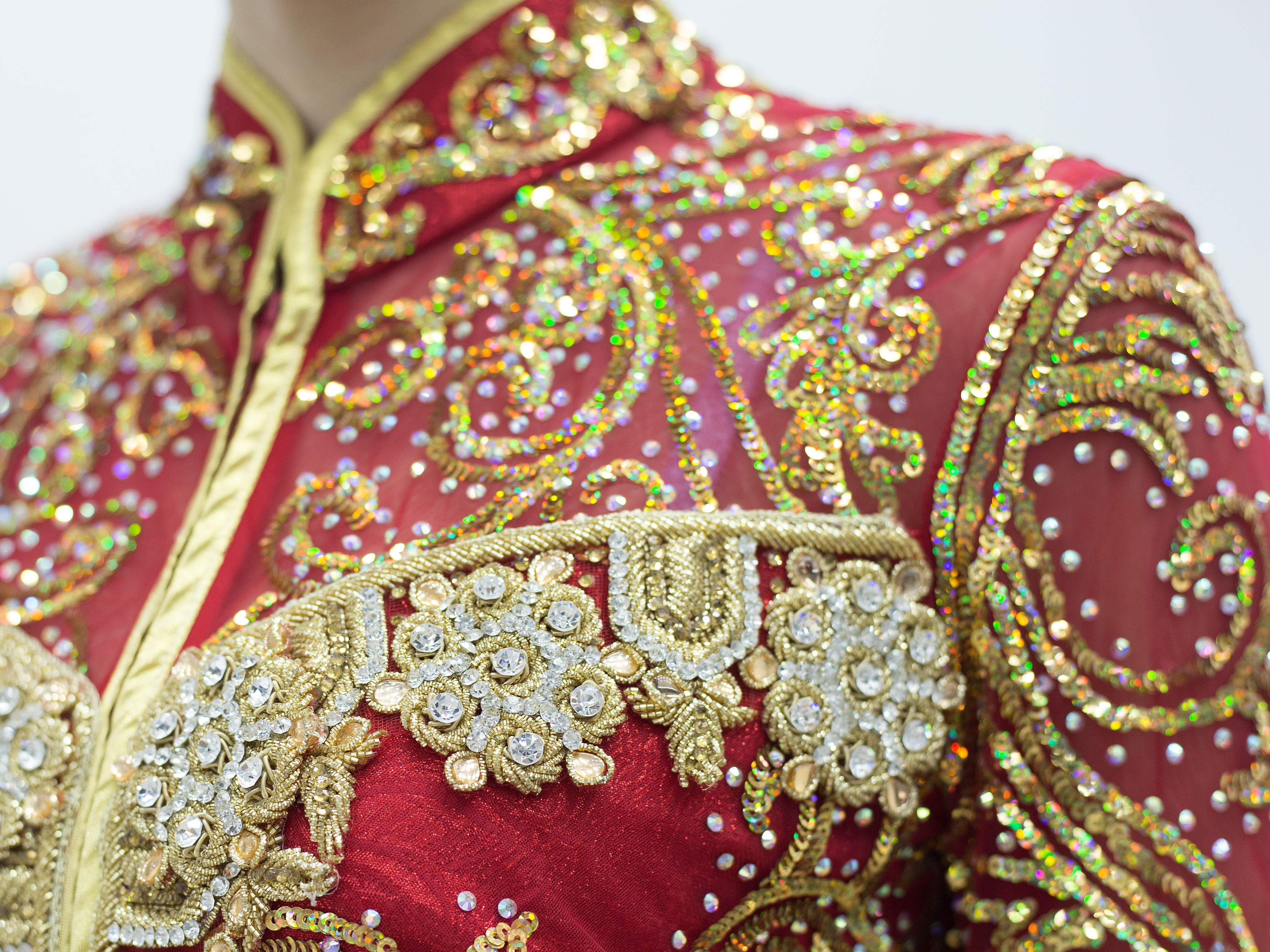 缎面抹胸婚纱，气质感爆棚，谁穿谁优雅的神奇婚纱