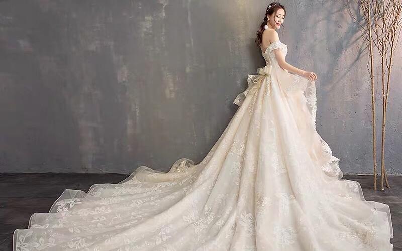 巨显瘦一字肩宫廷风精致大拖尾