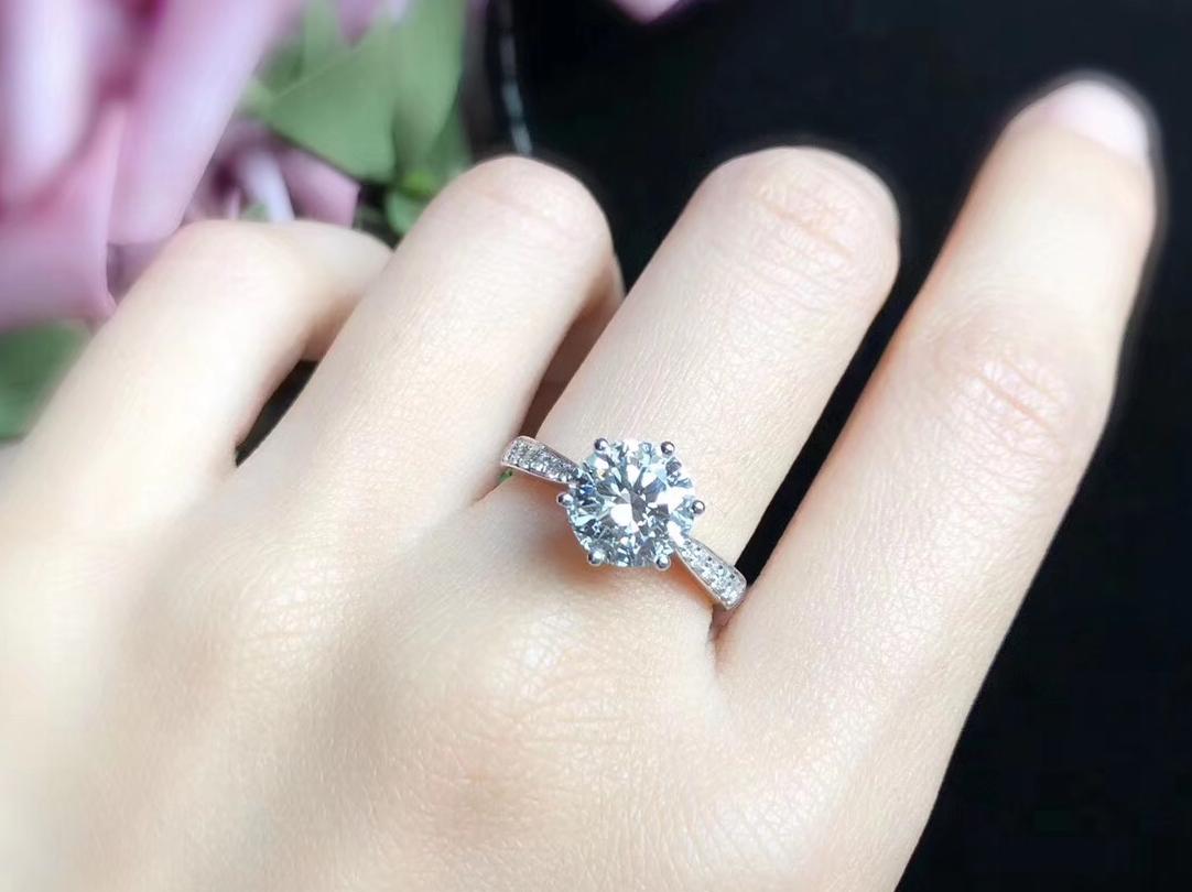 「时匠珠宝」钻戒 时尚小奢华六爪戒托款