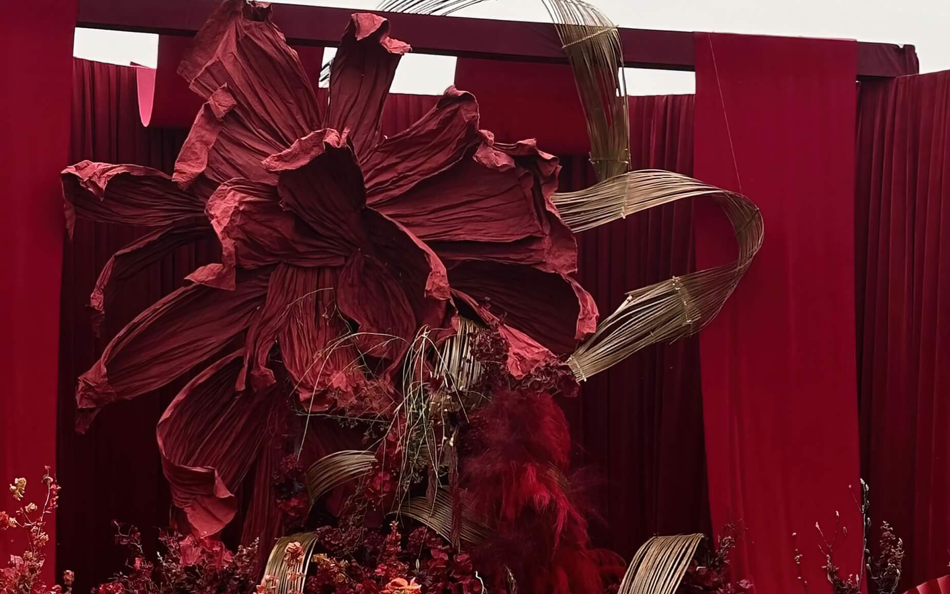 紅色紙藝戶外庭院婚禮