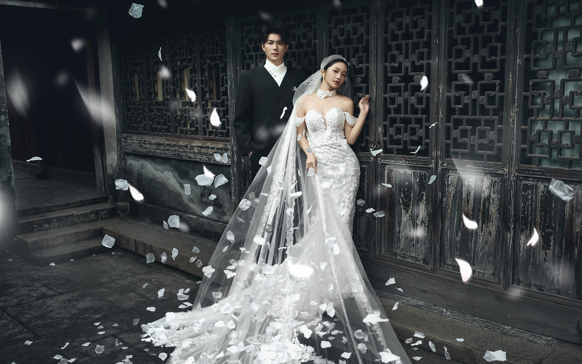 新中式｜古宅庭院里的花瓣雨婚紗照