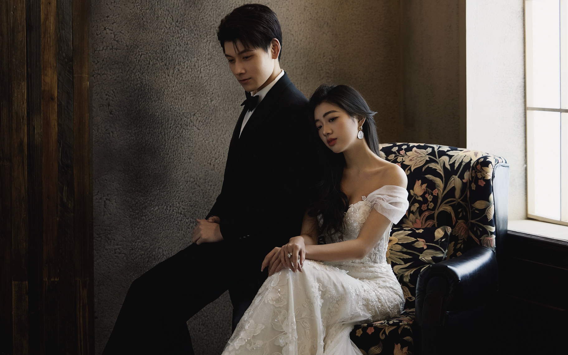 姐妹們誰拍誰好看的復(fù)古光影婚紗照來啦