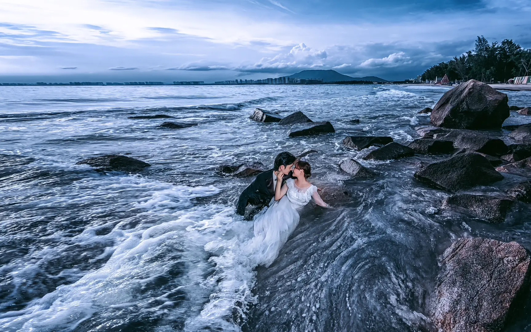 沙灘，礁石和海浪，都不如，我和你