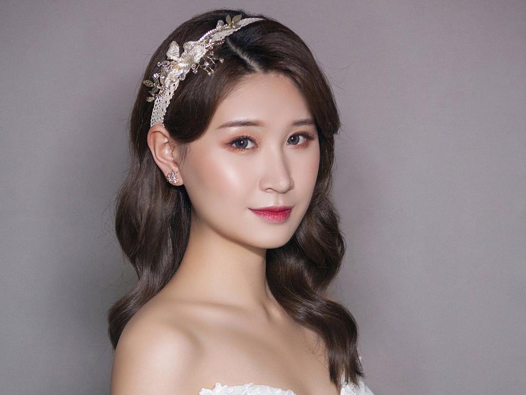 苏拉婚纱【总监档市内跟妆＋伴娘服2套＋妈妈妆1个