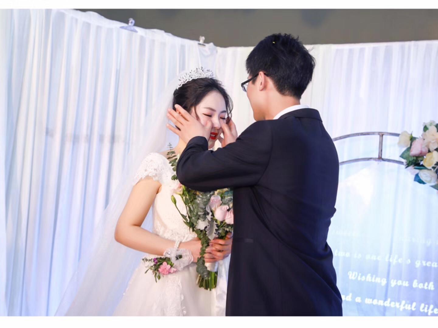 创始人档全程跟妆+秀禾高定婚纱礼服+西服+婆婆妆