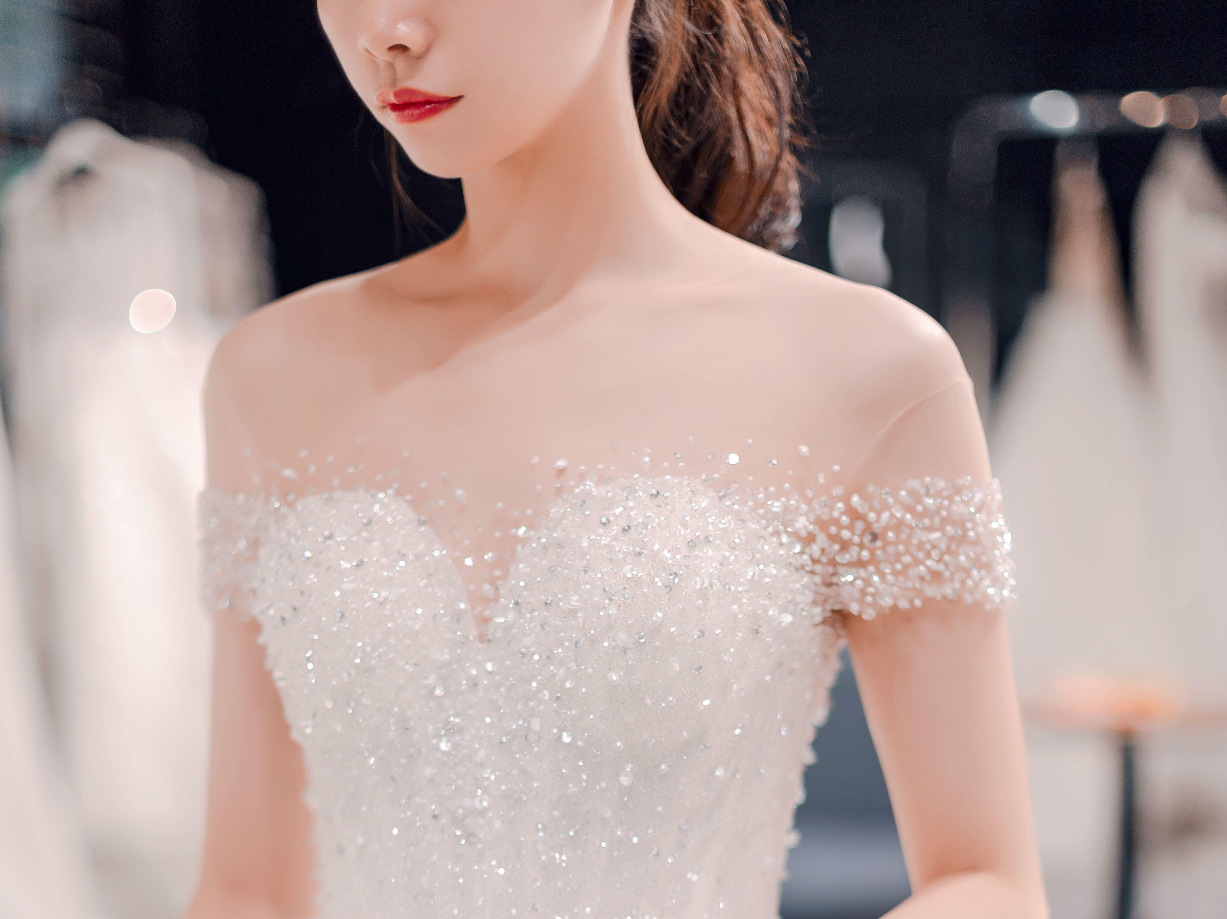 【秉兰】 Vikey Yoly