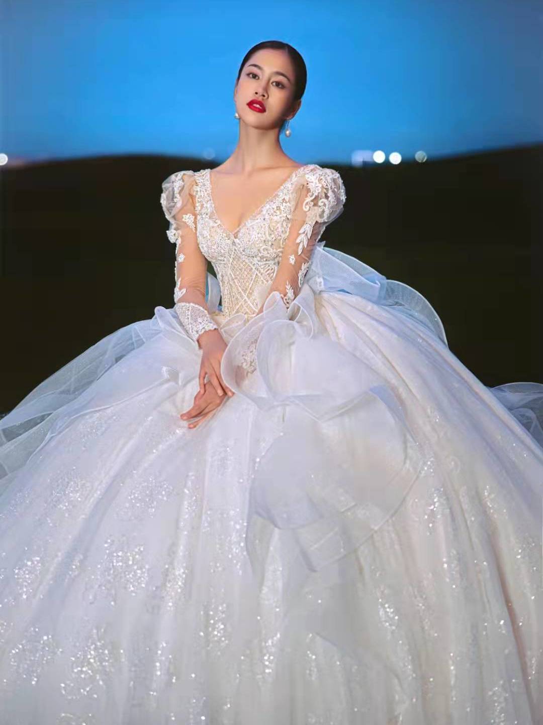 【婚纱礼服】优雅深V长拖尾婚纱